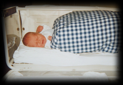 Marcel im Bettchen, kurz nach der Geburt
